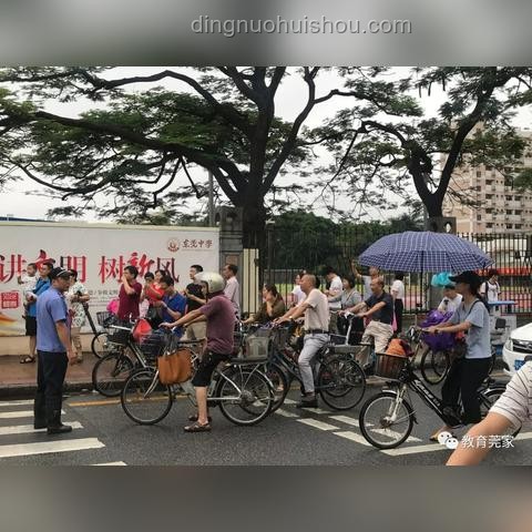 高考考场外全国统一动作：温情守候与心路历程